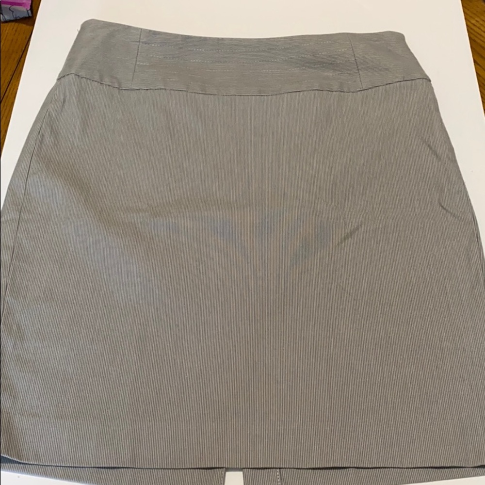 Banana Republic gray pin stripe skirt Size 4